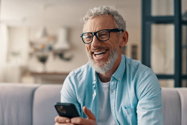 homem sênior alegre em roupas casuais - mature men - fotografias e filmes do acervo