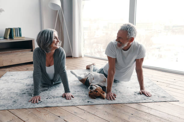 kochająca starsza para w odzieży sportowej - floor relaxation women home interior zdjęcia i obrazy z banku zdjęć