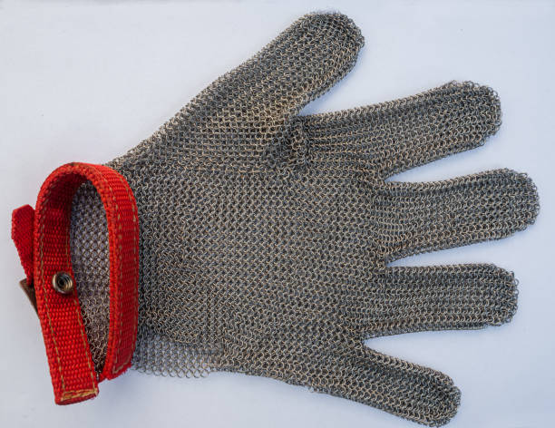 metaal beschermende handschoen die op witte achtergrond, voor slagers of houtbewerking wordt geïsoleerd. - uitbeenhandschoen stockfoto's en -beelden