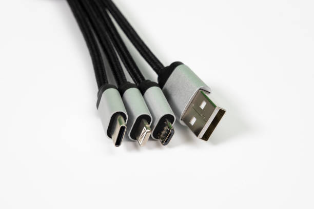 le teste di ricarica universali isolano su sfondo bianco - usb wire foto e immagini stock