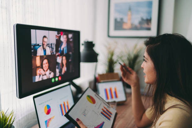 reunión de negocios sobre videollamadas durante covid-19 - teletrabajo fotografías e imágenes de stock