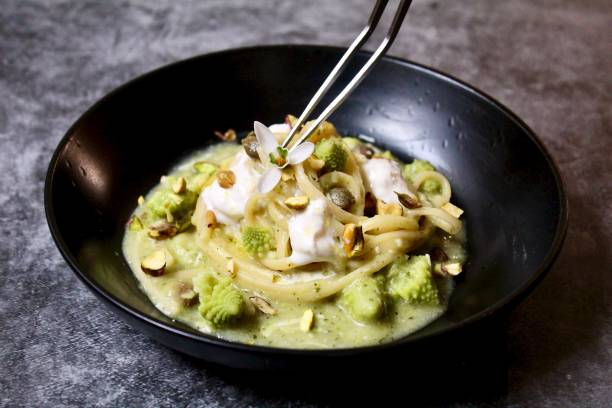 pasta con brócoli - coliflor romanesco fotografías e imágenes de stock