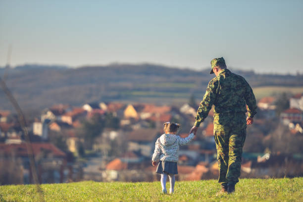 felice padre militare incontro con figlia dopo missione - forze armate foto e immagini stock