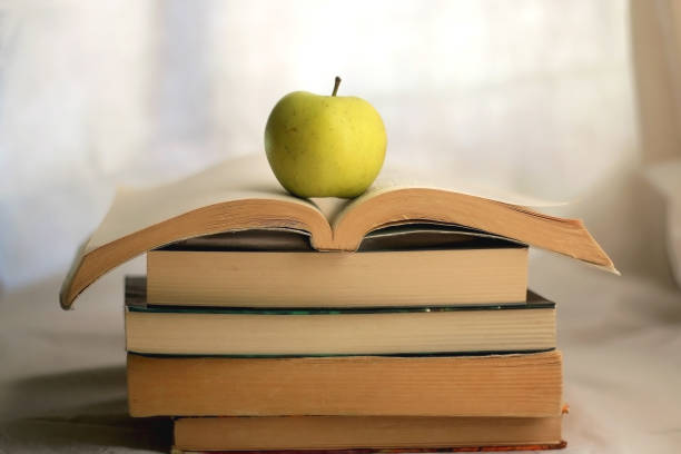 書籍とアップル - book stack dieting textbook ストックフォトと画像
