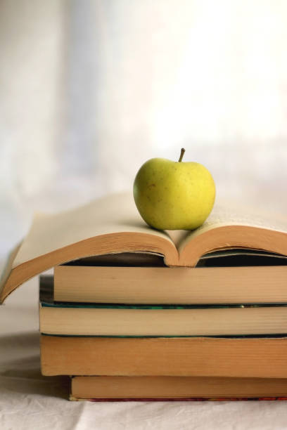 libros y apple - book stack dieting textbook fotografías e imágenes de stock