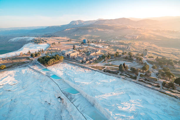 vue aérienne des montgolfières au-dessus des piscines de travertin et de hierapolis dans pamukkale au lever du soleil, denizli - hierapolis photos et images de collection