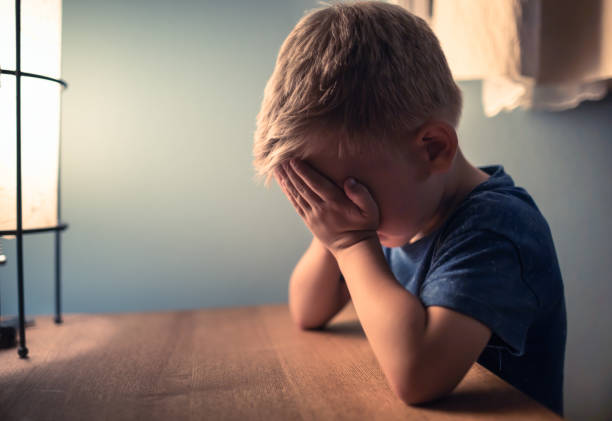sad little boy - little boys child sadness depression imagens e fotografias de stock