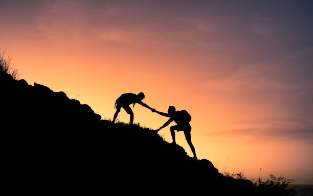 jóvenes en caminata por la montaña - pulling fotografías e imágenes de stock