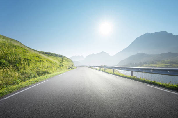 road by the sea, lofoten island, norway - vaeroy imagens e fotografias de stock