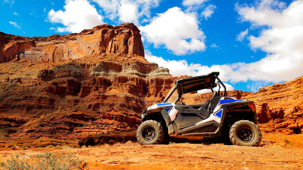 utv côte à côte à cheval près de moab utah. - côte à côte photos et images de collection