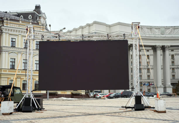 grande schermo a led in piedi all'aperto sulla strada della città kiev - big screen tv foto e immagini stock