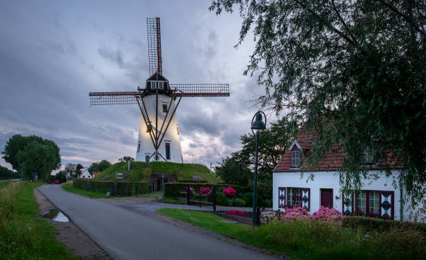 antiguo molino de viento en damme, bélgica conocido como hoeke mill (hoekemolen) - belgium bruges windmill europe fotografías e imágenes de stock