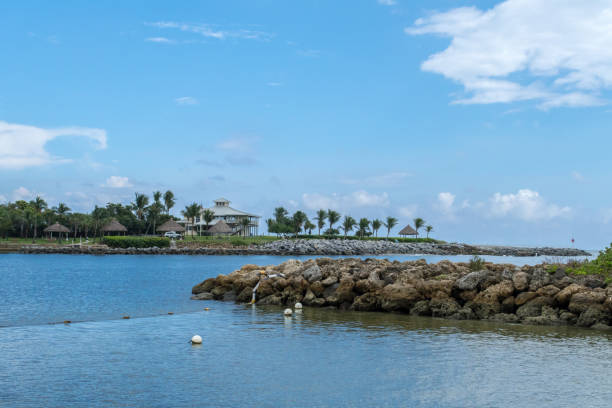 dubois park - uferpromenade florida teil auf dem icw mit leuchtturm im hintergrund, bewölkter tag in fl, usa - meeresarm stock-fotos und bilder