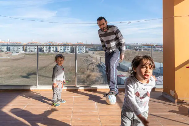 Photo of Father who spent time with his children on the balcony of the house during curfew