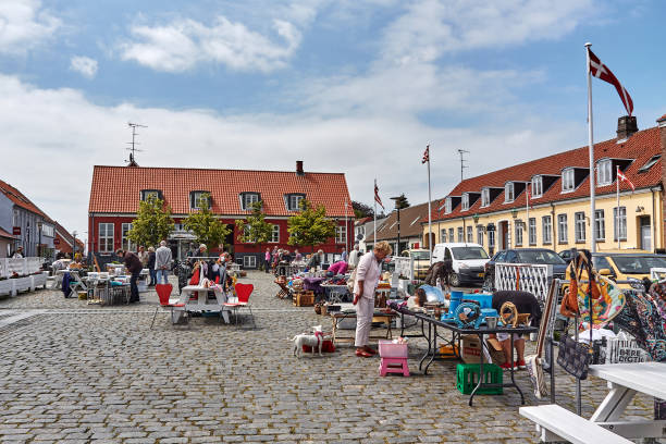 population locale échangeant des marchandises sur la place de ville d’aakirkeby, île de bornholm, danemark - place mat photos et images de collection