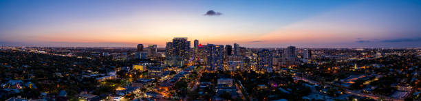 schönes luftpanorama downtown fort lauderdale fl dämmerung - fort lauderdale aerial view city florida stock-fotos und bilder