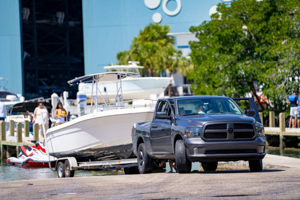 framifrån av en dodge lastbil som lastar en båt i vattnet - båtramp bildbanksfoton och bilder