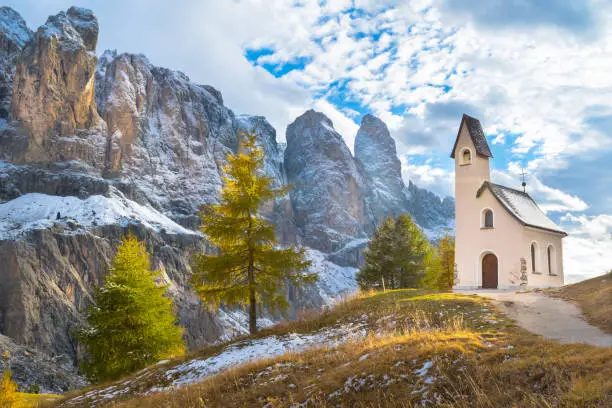 World Heritage Site, the Dolomites form a mountain range located in the Alps of Italy covering an area of ​​more than 141.000 hectares and peaks over 3.000 meters high. An immense variety of trails, lakes, unique villages and breathtaking landscapes are present in every little bit of this place.