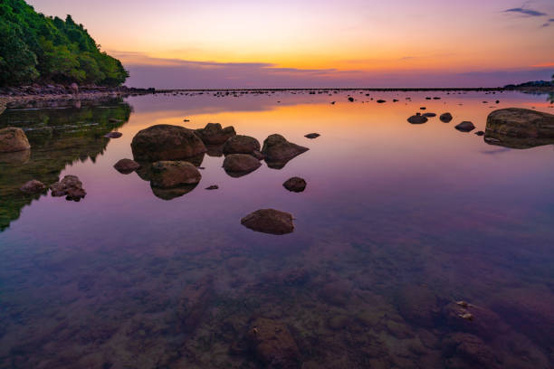 Long exposure image of Dramatic sky seascape with rock in sunset scenery background.Beautiful sunrise or sunset seascape scenery over sea Epic dawn sea landscape with rocks in the foreground. imagen de larga exposición del espectacular paisaje marino del cielo con roca en el fondo del paisaje al atardecer. hermoso paisaje de paisaje marino al amanecer o al atardecer sobre el mar paisaje marino epic amanecer con rocas en primer plano