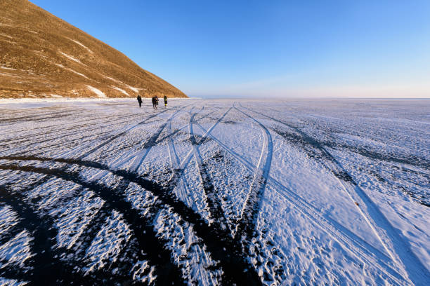 jezioro bajkał w zimie, powierzchnia jeziora jest zamarznięty stałe, że wystarczająco silne, aby pojazd przejść. ślady opon na lodzie - lake baikal lake landscape winter zdjęcia i obrazy z banku zdjęć