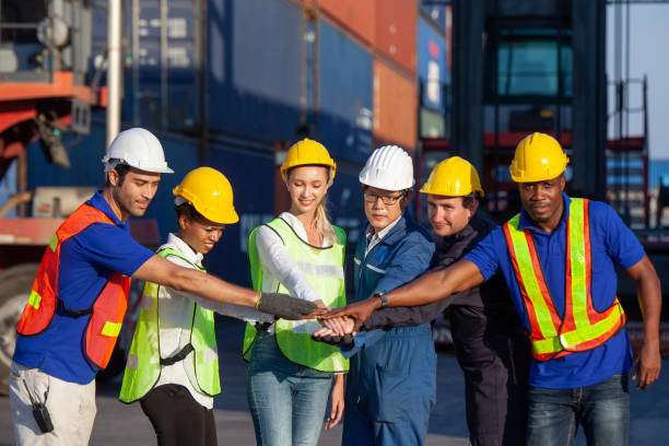 Workers Join Hand for Collaboration in the container yard. Business logistic concept, Import and export concept. Workers hands touching and Join Hand for Collaboration for successfully los trabajadores se unen a la mano para la colaboración en el patio de contenedores. concepto logístico de negocio, concepto de importación y exportación. manos de los trabajadores tocando y uniendo la mano para la colaboración para el éxito