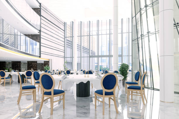 wnętrze sali bankietowej w hotelu lub w luksusowej restauracji z okrągłymi stołami i granatowymi krzesłami. - table chair white curve zdjęcia i obrazy z banku zdjęć