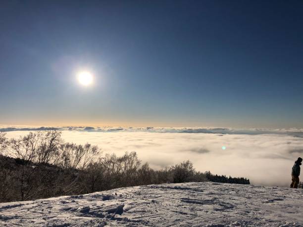 sonnenuntergang in den bergen über den wolken - snow winter mountain horizon over land stock-fotos und bilder