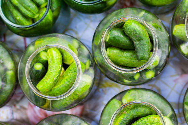 proceso de pepino encurtido, pepinillos en frascos de vista superior - preserves pickle jar relish fotografías e imágenes de stock