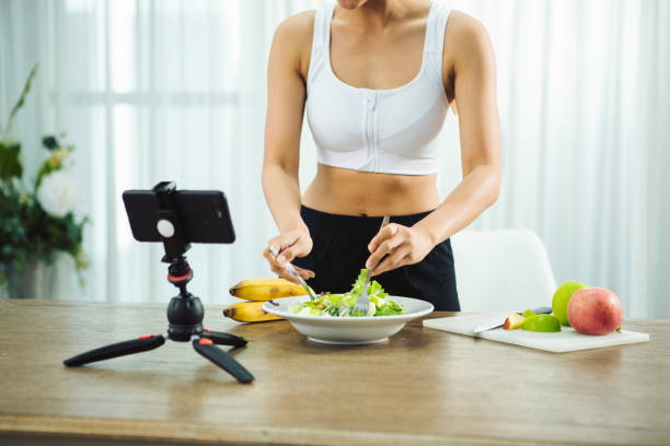 zdrowy styl życia jedzenia blogger - instructor one person fruit drinking zdjęcia i obrazy z banku zdjęć