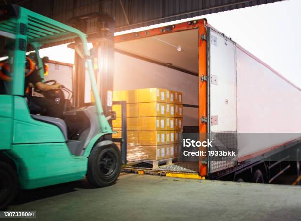 Forklift Driver Memuat Paket Kotak Ke Dalam Kontainer Kargo Truk Trailer Kargo Diparkir Loading Di Dock Warehouse Layanan Pengiriman Pengiriman Logistik Gudang Pengiriman Transportasi Truk Barang Foto Stok - Unduh Gambar Sekarang