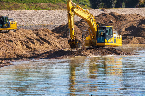 excavadora hidráulica excavando la arena en el río - draga fotografías e imágenes de stock