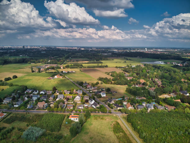 農業と混ざり合った住宅街、デ・ピンテのゲント郊外の空中写真 - flanders ストックフォトと画像