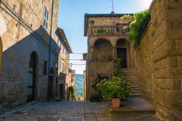street in santa fiora, tuscany - clear sky italy tuscany image imagens e fotografias de stock