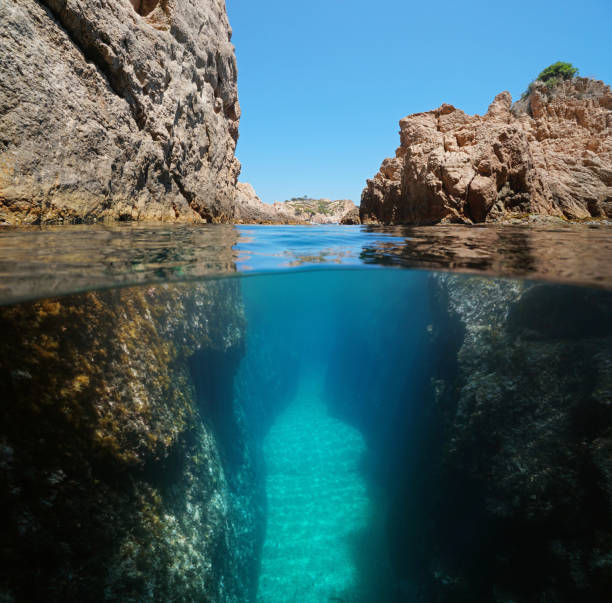 水中の岩の間の狭い通路 - below sea level ストックフォトと画像