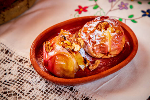 pommes cuites au four farcies aux noix moulues, dessert traditionnel dans les balkans hérité de la culture turque - 5904 photos et images de collection