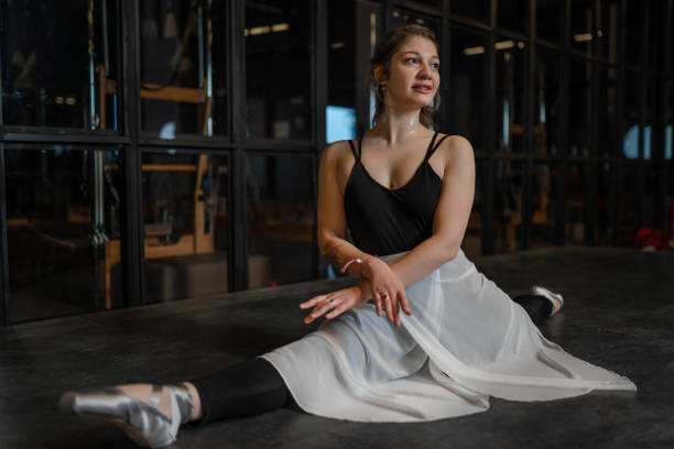 ballet féminin pratiquant dans un studio de danse - centre de spectacles photos et images de collection