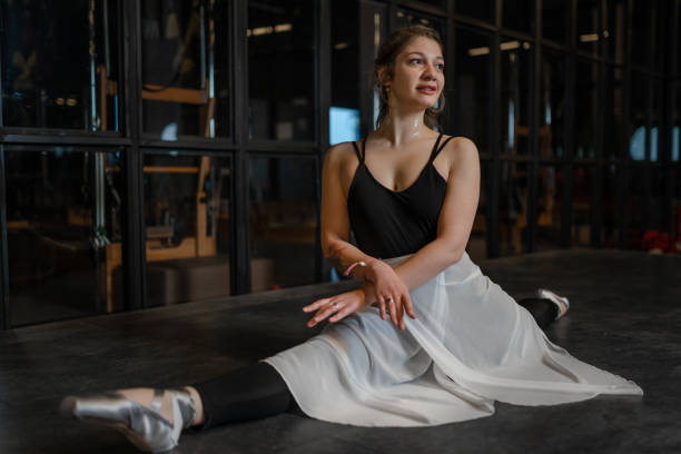 balletto femminile che si esercita in uno studio di danza - centro di arti sceniche foto e immagini stock