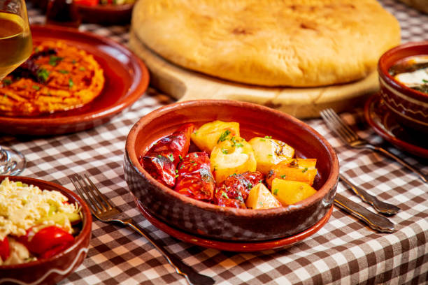 pimienta roja seca rellena con patata al horno servida en un tazón de cerámica en el buffet de ayuno en el restaurante - 5949 fotografías e imágenes de stock