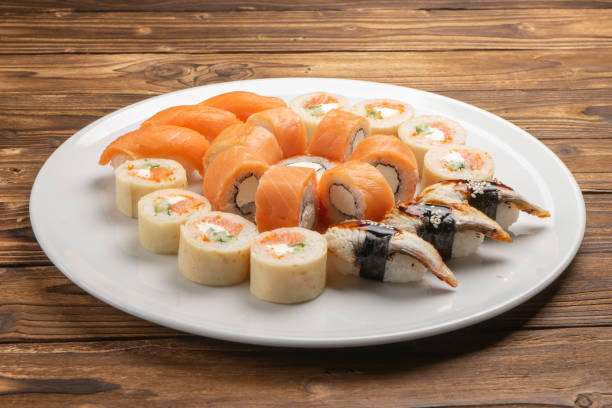 sushi-set mit philadelphia maki, nigiri unagi und nigiri sake - sake nigiri stock-fotos und bilder