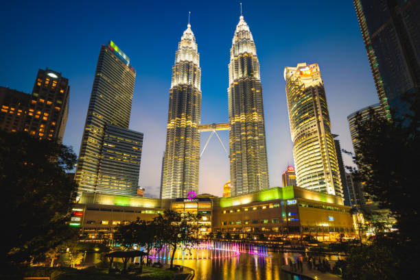 petronas twin towers at night June 14, 2017: petronas twin towers, the tallest buildings in Kuala Lumpur, malaysia and the tallest twin towers in the world. construction started on 1 March 1993 and completed on 31 August 1999. twin towers malaysia stock pictures, royalty-free photos & images