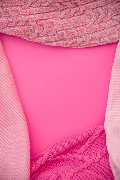 テキスト用のコピースペース付きピンクのセーターのフレーム、女性的なアクセサリー、秋または冬のための暖かい衣類 - womanly ストックフォトと画像