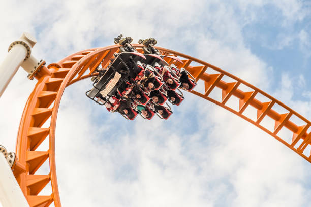 as pessoas gostam de andar na montanha-russa em coney island, a zona de praia de diversões de nova york - luna park - fotografias e filmes do acervo