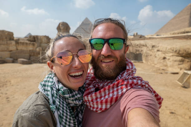 selfie- pareja que visita egipto - tourist egypt pyramid pyramid shape fotografías e imágenes de stock