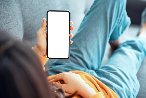 Primer plano de la mano de la mujer sosteniendo el teléfono inteligente con fondo de pantalla blanca espacio de copia en blanco para crear contenido. photo