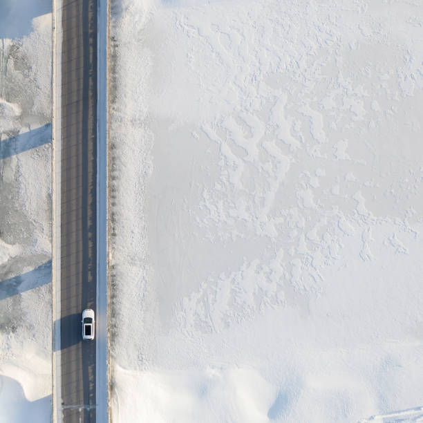 얼어붙은 강을 가로지르는 다리 - winter landscape sweden snow 뉴스 사진 이미지