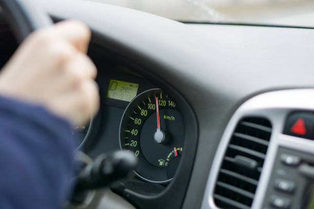 image sélective de foyer de l’intérieur de voiture. mettre l’accent sur le compteur de vitesse - speedometer gauge car speed photos et images de collection