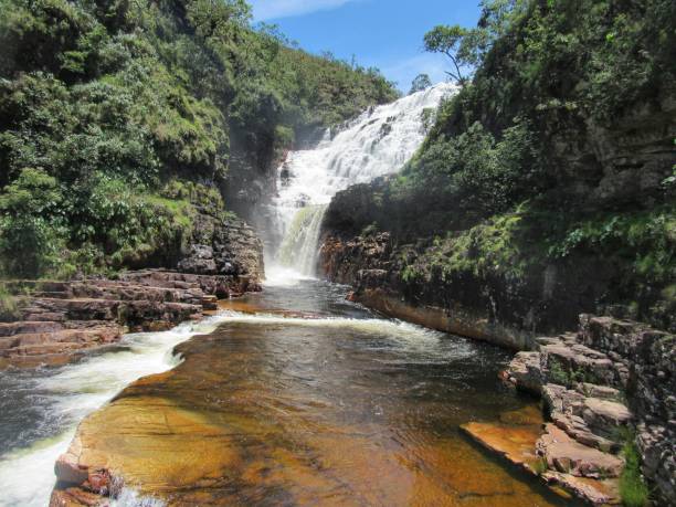 The Taunay Waterfall, located in Tijuca National Park in Rio de Janeiro, is a haven for nature and geotourism enthusiasts. Surrounded by the lush Atlantic Forest, the waterfall offers visitors the opportunity to connect with the region’s rich geological history and to appreciate the natural beauty of a 35-meter-high cascade.