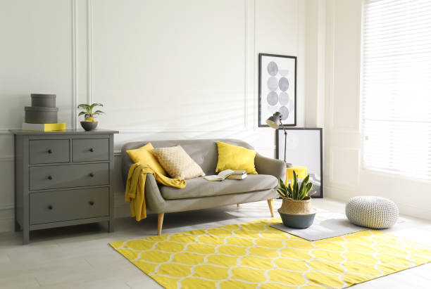 sala de estar elegante com sofá. design de interiores nas cores cinza e amarelo - wicker drawers - fotografias e filmes do acervo