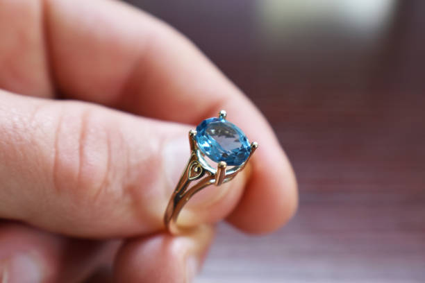 splendido elegante anello topaz blu da vicino in mano alta qualità - sapphire gem topaz blue foto e immagini stock