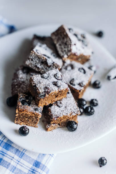 가루 설탕을 뿌린 블랙커런트 초콜릿 케이크 - chocolate cake dessert bundt cake 뉴스 사진 이미지